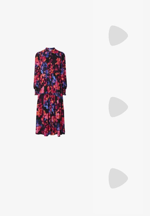 Kwiatowa sukienka z długim rękawem, z czarnym tłem w różowe, czerwone, fioletowe i niebieskie kwiaty, z guzikiem z przodu oraz warstwowym dołem.; Czółenka na wysokim obcasie z wąskim noskiem w kolorze srebrnym, złotym i nude. Lśniące wykończenie z wycięciami, z obcasem w stylu stiletto.; Srebrna metaliczna torba worek o miękkim, zaokrąglonym kształcie i zawiązywanym z góry zapięciem. Wykonana z gładkiego materiału imitującego skórę.; Srebrne kolczyki w formie obręczy o minimalistycznym designie. Okrągły kształt, gładka faktura i cienki profil. Lekkie, z polerowanym wykończeniem.