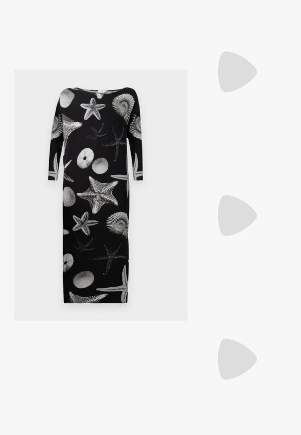 Schwarzes Kleid mit weißen, meeresinspirierten Drucken, darunter Seesterne und Muscheln. Verfügt über lange Ärmel und einen lockeren, entspannten Schnitt.; Beige Lackleder Slingback-Absätze mit spitzem Fuß und 5 cm Absatz, mit ausgeschnittenen Seiten und einem schmalen Knöchelriemen.; Schildpatt-Sonnenbrille mit länglich-ovalen Gläsern, braunem Farbton, goldenen Logo-Akzenten an den Bügeln und schlanken schwarzen Bügeln.; Beige gemusterte Handtasche mit geschwungener Form, Lederakzenten und einem goldfarbenen Logo auf der Vorderseite. Verfügt über einen kurzen Griff für einfaches Tragen.; Perlen- und Kristallhalskette mit einem runden, perlenbesetzten Design in sanften Farbtönen, das abwechselnd Perlen und funkelnde Akzente zeigt, um den Hals getragen.