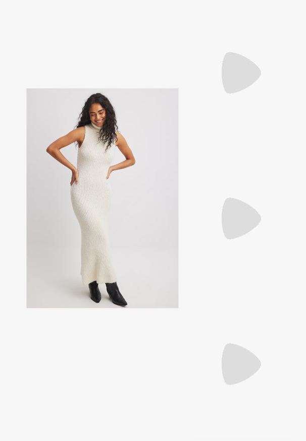Strick-Turtleneck-Kleid in Off-White, figurbetonte Silhouette mit gerippter Textur und weit ausgestelltem Saum. Kombiniert mit schwarzen Ankeboots.; Schwarze Leder-Ankle-Boots mit spitzem Zehenbereich, ausgestattet mit einem einzigartigen geometrischen, goldverzierten Absatz und einer glatten, eleganten Oberfläche.; Quadratische Sonnenbrillen mit braunen Gläsern und einem dünnen schwarzen Metallrahmen. Verfügt über schräg gestaltete Bügel und verstellbare Nasenpads für zusätzlichen Komfort.; Beige Lederhandtasche mit einer einzigartigen Form, die zwei kurze Henkel und einen langen verstellbaren Riemen aufweist. Glatte Textur mit minimalen Hardware-Elementen.