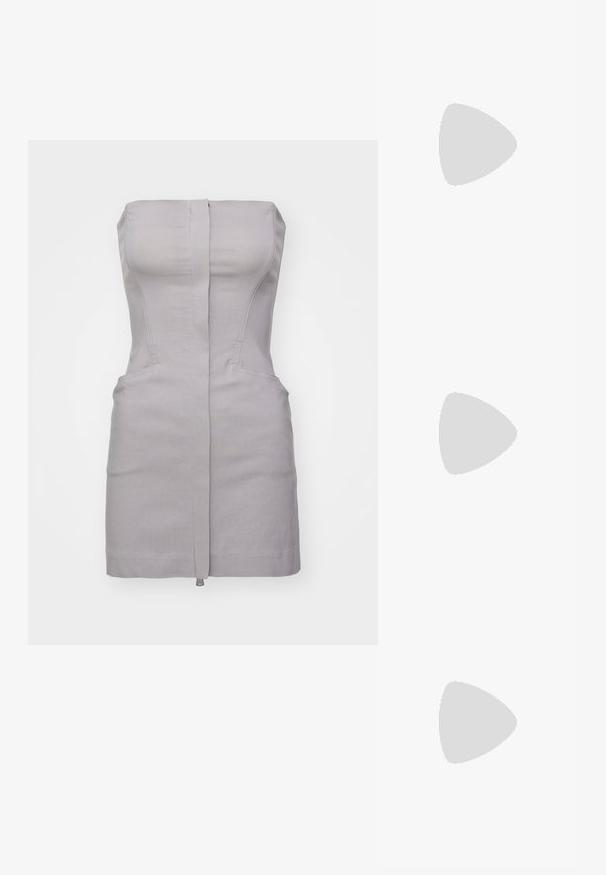 Pilkas be rankovių suknelė su prigludusia liemene, vertikaliomis siūlėmis, šoninėmis kišenėmis ir užtrauktuku nugaroje. Lygus audinio paviršius.; Elleme ASYMMETRIC STRAP - Pantoletai su kulnu - white; Balta tekstūruota sankabos rankinė su susiraukšlėjimo dizainu, turinti auksinę grandinėlę. Lygaus paviršiaus su subtiliomis bangomis ir suapvalintais kraštais.; Sidabrinės auskarai su banguota, abstrakčia forma, papuošta mažais, žėrinčiais kristalais. Patikimas užsegimas su kištukiniu uždarymu.