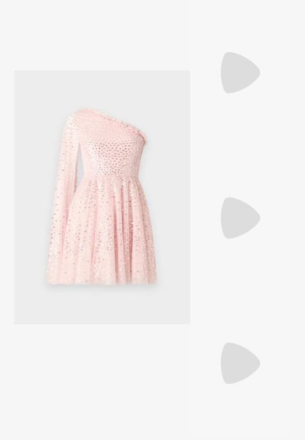 Rochie roz cu o singură umăr, cu mânecă lungă transparentă, decorată cu paiete, cu decolteu volanat și fustă evazată.; Tocuri din piele lacuită negre cu vârf ascuțit, prezentând accente cu două catarame aurii și un toc subțire de tip stiletto.; Ochelari de soare supradimensionați negri cu lentile maro. Dispun de brațe unice cu dungi în verde și roșu, precum și accente din metal aurie. Formă pătrată.; Geantă de mână din piele ecologică neagră, cu o formă structurată, accesorii aurii, mânere superioare și un închizător frontal cu logo-ul "GUESS".