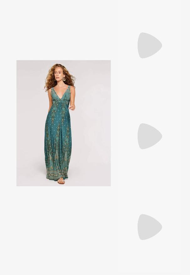 Maxikleid in Teal mit tiefem V-Ausschnitt, verziert mit einem Blattmuster in Gold und Creme, und einer fließenden Silhouette. Kombinierbar mit schlichten Sandalen.; Braune Wildleder-Pantoletten mit offenen Zehen und einem geschwungenen Design, ausgestattet mit einem niedrigen Stiletto-Absatz und glatten, minimalistischen Linien.; Schwarze, oversized Sonnenbrillen mit ovalen Gläsern, glattem Kunststoffrahmen und goldenen Akzenten an den Bügeln. Die dunklen Gläser bieten Sonnenschutz.; Geflochtene Strohtasche mit Bambusgriffen, ausgestattet mit einem strukturierten Fransen-Design in natürlichem Beige und einem goldenen Kettenriemen.