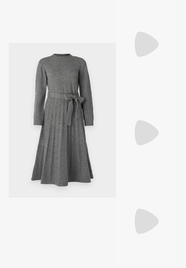Grau gestricktes Kleid mit langen Ärmeln, Rundhalsausschnitt, plissiertem Rock und einem Stoffgürtel, der an der Taille für eine definierte Silhouette gebunden ist.; Goldene, metallische Slingback-Absätze mit spitzem Zeh und dicker Ferse. Glatte Textur, minimalistisches Design und ein schmaler Riemen.; Schwarze Lederhandtasche mit geschwungener Form, abnehmbarem Tragegurt und goldenen Beschlägen. Die Tasche verfügt über einen Deckel mit einer Schnallen-Details.; Silberner Doppelring mit einer glatten, polierten Oberfläche. Verfügt über ein fließendes, kurviges Design mit überlappenden Abschnitten für einen modernen Look.