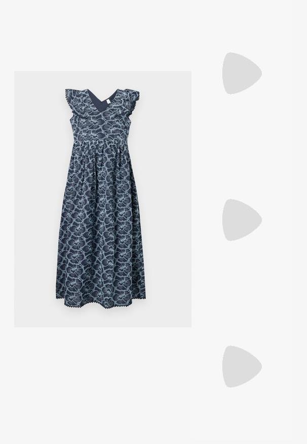 Námornícky modré šaty s kvetinovým vzorom, výstrih do V a riasené krátke rukávy. Obsahujú zúžený pás a detail s vlnitým lemom.; Strieborné slingback lodičky na vysokom opätku s špicatou špičkou, metalickým povrchom, dvoma dekoratívnymi pruhmi a štíhlym opätkom s čiernym hrotom.; Čierna kožená kabelka s hladkou textúrou. Obsahuje nastaviteľný popruh a elegantný, minimalistický dizajn so zipsovým uzatvorením.; Náušnice v zlatej farbe s textúrovanými, vlnitými tvarmi. Obsahujú sochárske klipsové náušnice a otvorený tvar krúžku s kladivkovým povrchom.