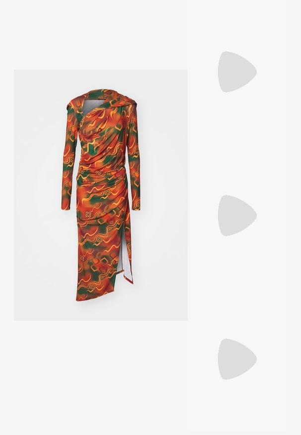 Langärmliges Kleid in lebhaftem orange, grün und gelb mit abstraktem Muster. Der Stoff ist glatt mit Drapierungselementen und einem Seitenschlitz.; Schwarze Lacklederabsätze mit spitzem Vorderteil, niedrigem Blockabsatz und überkreuzten Knöchelriemen. Glatte Textur und minimalistisches Design.; Schwarze Wildleder-Clutch mit einem Reißverschluss und abnehmbarem Handgelenkband. Verfügt über goldfarbene Hardware und eine glatte, matte Oberfläche.; Silberohrringe mit einem fließenden, spiralförmigen Design. Glatte Textur mit polierter Oberfläche. Verfügt über einen subtilen Glanz und keine sichtbaren Verzierungen.