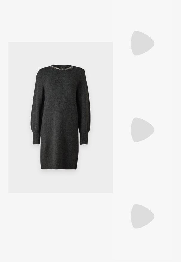 Robe tricotée gris foncé avec un décolleté rond orné d'accents métalliques. Présente des manches longues légèrement bouffantes et des poignets côtelés.; Bottes de cowboy en cuir marron avec un bout pointu et un talon bloc, présentant des coutures détaillées et des accents en relief sur la tige.; Pochette en cuir noir avec un rabat et un détail en boucle en métal doré. Inclut une sangle noire et un design épuré et minimaliste.; Boucles d'oreilles en argent en forme de créoles avec un design torsadé, dotées d'une finition polie et d'une fermeture à poussoir. Mesurent environ 3 cm de diamètre.