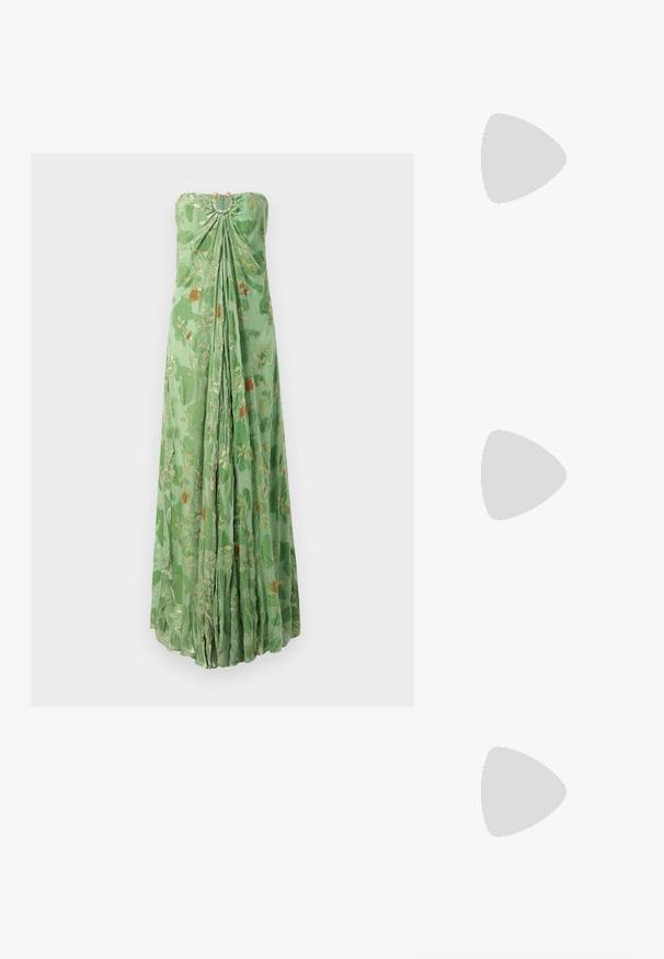 Bezplecu garu zaļu kleitu ar zeltainām un oranžām ziedu rakstiem, savāktas auduma detaļas ap kaklu un plūstošas krokas gar priekšpusi.; Melna patent āda ar slīdošo papēdi un smailo purngalu, ar teksturētu čūsku drukājumu, regulējamu siksniņu un īsu teksturētu blokpapēdi.; Melnas ādas crossbody soma ar divām priekšējām kabatām, zelta sprādzēm, ar rāvējslēdzēju aizdari un šauru siksnu. Strukturēta virsma un kompakta taisnstūra forma.; Zelta toņu metāla gredzena auskari ar izliektu, pagarinātu formu. Ar gludu, spīdīgu virsma un noapaļotu galu papildu detaļām.