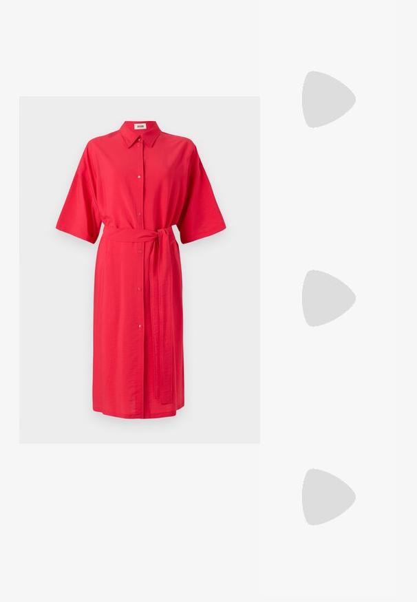 Röd skjortklänning med krage, korta ärmar, knäppning framtill och ett matchande bälte i midjan. Slätt tyg med en lätt lyster.; Vit sneaker med slät finish, svart hälaccent och snörningsdesign. Har "Calvin Klein"-logotyp på sidan. Minimalistisk stil.; Svart läder hobo-väska med ett enda, mjukt, rundat handtag; har en slät textur och en minimalistisk design. Ingen synlig hårdvara eller detaljer.; Guldörhängen i form av ringar med en texturerad, oregelbunden form. Har en sömlös stängning och en polerad yta som betonar en modern design.