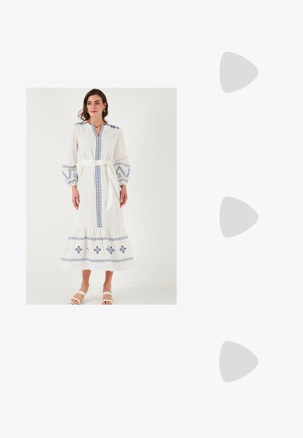 Vit lång klänning med blå broderade mönster, ballongsärmar, V-ringning och knutmidja. Har en flerlagrad nederdel och mjuk textur.; Ljust beige glidande sandaler med vävda remmar, med en platt sula och minimalistisk design. Slät textur med subtila färgkontrastaccenter.; Runda solglasögon med mörka linser och tunna silverramar. En person bär ett guldhalsband, medan en annan har en röd mönstrad scarf.; Vävd halmhandväska i ljusbeige, med en bågformad design, låsmetallknäppning och ett guldkedjesnöre. Texturerad yta med diamantmönster.