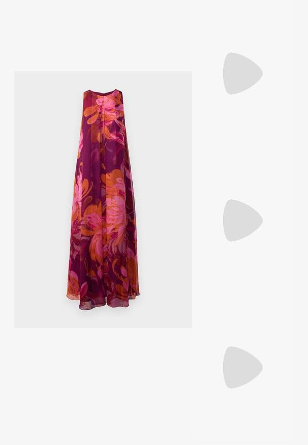 Lange, mouwloze jurk van doorschijnende stof met een bloemenpatroon in roze, oranje en diep paars; losse, vloeiende silhouet.; Witte slingback sandalen met een lichte hak, dunne banden en een gladde leren textuur; voorzien van een kleine decoratieve gesp.; Witte handtas met een textuur en een gebogen ontwerp. Beschikt over een opvallende handgreep en een ronde bodem, met een gladde afwerking en minimale hardware.; Gouden metalen oorbellen met een gedraaide design, een gladde, glanzende oppervlakte en ronde vormen. Elke oorbel is ongeveer 5 centimeter groot.