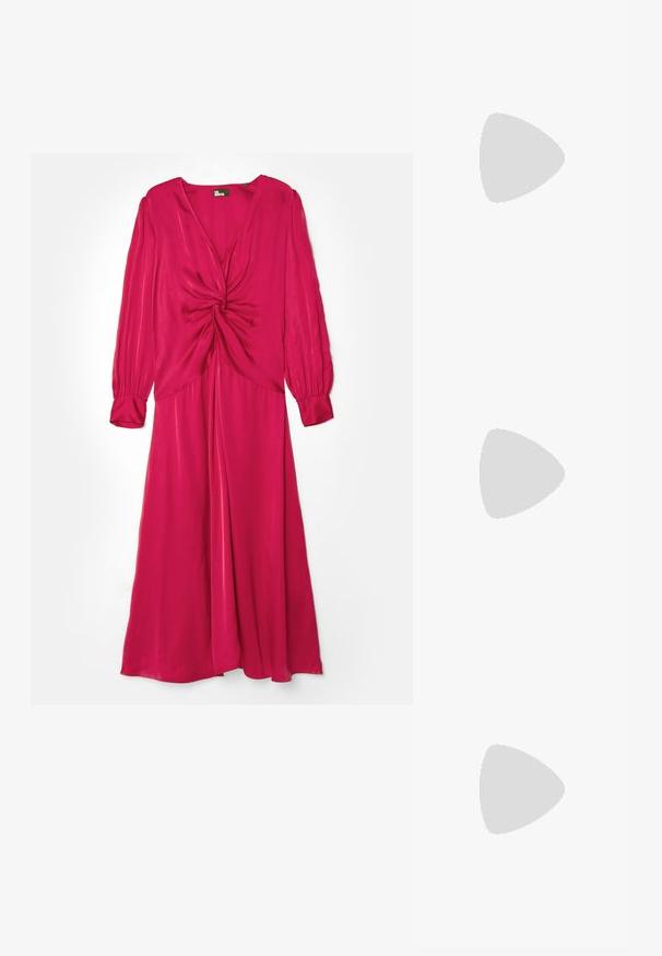 The Kooples ROBE - Robe de soirée - cherry; WEEKEND MaxMara RENZASATIN - Escarpins - nero; Porte-monnaie en cuir noir avec texture froncée, cadre en métal argenté, fermeture à verrouillage kiss-lock et bandoulière en chaîne. Surface lisse et douce.; Des boucles d'oreilles en or, présentant des formes texturées irrégulières, ornées de pierres précieuses vertes et de perles blanches, fixées avec des fermoirs clip-on.
