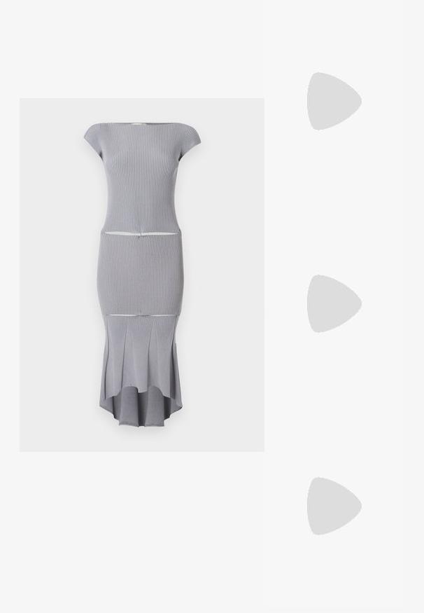 Vestido gris acanalado, con los hombros al descubierto, que presenta un corsé ajustado que se transforma en una parte inferior acampanada; textura suave, con largo hasta la rodilla en la parte delantera y más largo por detrás.; Tacón slingback negro de charol con punta afilada, que presenta un estampado de serpiente texturizado, correa ajustable y un tacón bloque corto y texturizado.; Bolso cruzado de cuero negro con dos bolsillos frontales, hebillas doradas, cierre de cremallera y una correa delgada. Superficie texturizada y forma rectangular compacta.; Pendientes en tono dorado con un cristal rectangular y transparente que cuelga por debajo de una fila de pequeños acentos redondos y claros. Diseño elegante y moderno.