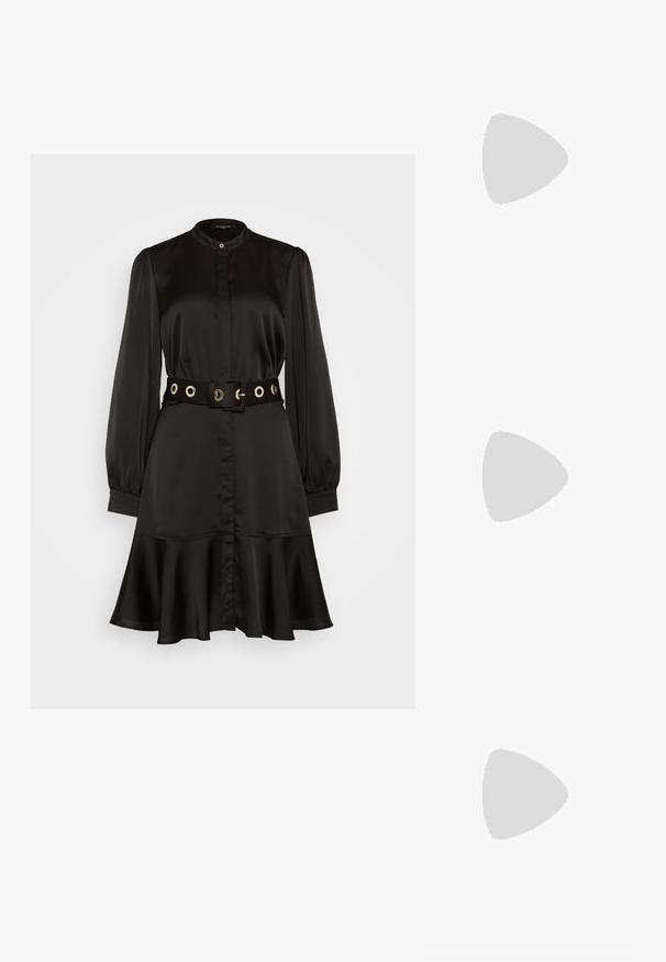 Čierna saténová šaty s vysokým golierom, dlhými puff rukávmi, zúženým pásom soopaskou so zlatými očkami a rozšíreným lemom.; Čierne slingback topánky s ostrou špičkou a nízkym opätkom, vyrobené z hladkej kože a s výrezmi na boku pre lepšiu priedušnosť.; Čierna kožená kabelka s zakriveným tvarom, úzkym pásom, strieborným zipsom a logom Calvin Klein na prednej strane. Hladká textúra a minimalistický dizajn.; Strieborný prsteň s dvojitým pásikom s hladkým, lesklým povrchom. Má plynulý, zakrivený dizajn s prekryvajúcimi sa časťami pre moderný vzhľad.