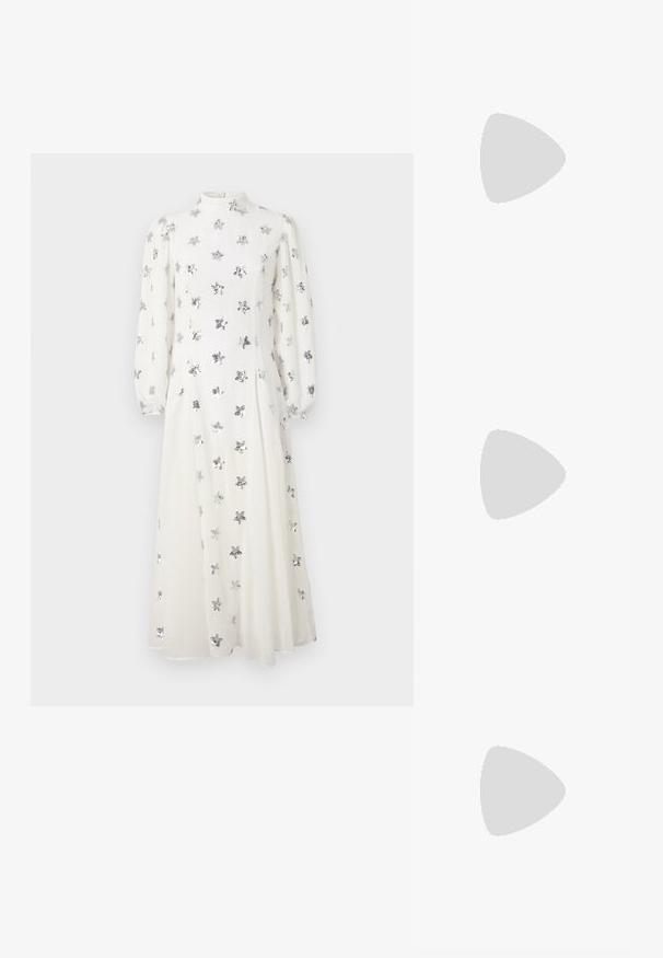 Sister Jane STARLIGHT MIDI DRESS - Kokteiļkleita/ballīšu kleita - white; Zeltīta metāla augstpapēžu sandale ar stūrveida bloka papēdi, divām siksniņām virs kājas un regulējamu potītes siksniņu. Gluda tekstūra.; Zelta metāla somiņa ar strukturētu dizainu, gludu tekstūru un regulējamu siksniņu. Iezīmējas ar unikālu trīsstūrveida formu un minimālistisku šuvumu.; Zelta krāsas auskari ar teksturētām, viļņotām formām. Iekļauts skulpturāls piespraužams modelis un atvērta gredzenveida konstrukcija ar izsistām virsmām.