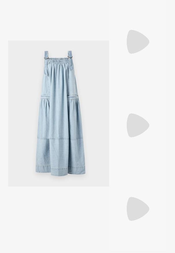 Helles blaues Jeanskleid mit einem gerafften Mieder, verstellbaren Trägern und gestuftem Rock. Weiche Textur, voluminöses Design und subtile Stickdetails.; Beige Lackleder Slingback-Pumps mit spitzem Vorderteil und einem schlanken, quadratischen Absatz. Glatte Textur und minimalistisches Design ohne Verzierungen.; Beige Handtasche aus weichem Material, mit einem lässigen Design, gesteppten Details und zwei Schulterriemen. Geeignet für den täglichen Gebrauch.; Glänzendes beiges Armband aus glattem Harz. Abgerundete Form mit einer einheitlichen Oberfläche und einem kleinen goldenen Logo auf der Innenseite.