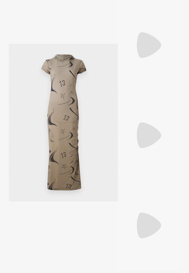 Largo vestido beige con capucha, con patrones abstractos en negro y el número 13. Diseño ajustado con mangas cortas. Textura suave.; Tacón slingback negro de charol con punta afilada, que presenta un estampado de serpiente texturizado, correa ajustable y un tacón bloque corto y texturizado.; Bolso de cuero negro con forma redondeada, un strap ancho y un acabado texturizado. Presenta un sutil detalle de costura y un acento de hardware en tono dorado.; Pendientes de botón en tono dorado con un diseño retorcido. Cada pendiente cuenta con un respaldo circular transparente para una sujeción segura.