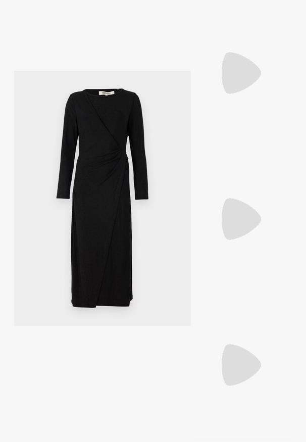 Vestido negro de manga larga con un diseño envolvente y un detalle de nudo retorcido en la cintura. Hecho de una suave tela texturizada con un corte de longitud media.; Stuart Weitzman THEA - Sandalias - golden; Bolso de mano de purpurina plateada con un acabado texturizado, que cuenta con una correa de cadena plateada y una forma rectangular elegante. Cierre en la parte superior.; Los pendientes de aro de plata presentan un diseño suave y redondeado con un perfil delgado y un cierre seguro. Estilo minimalista con un acabado pulido.