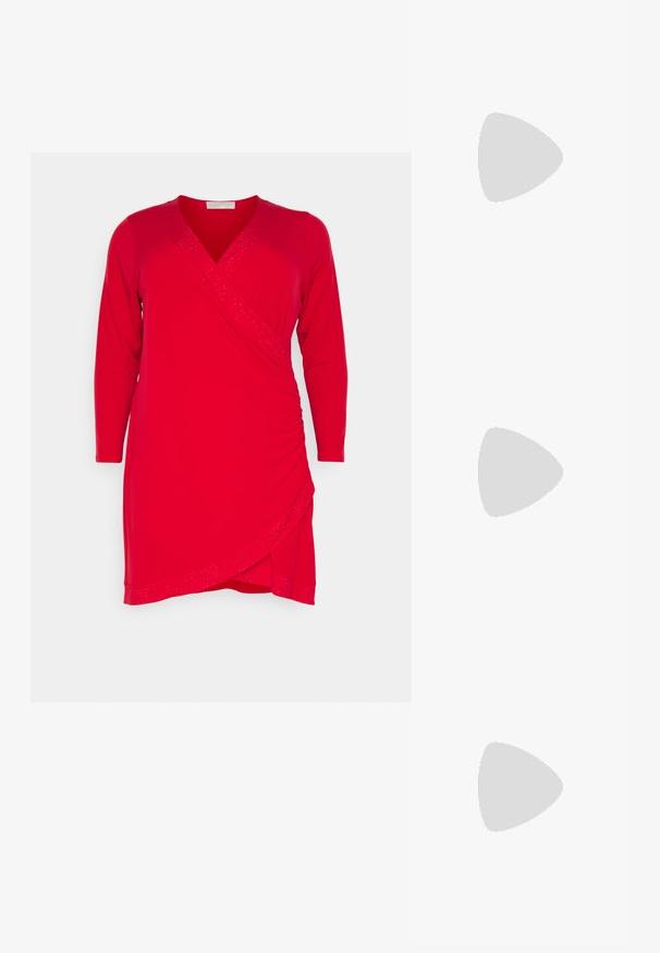 Crvena haljina s dugim rukavima, V-izrezom, naboranim detaljima sa strane i rubom naglašenim redom malih rhinestona.; Crne lakirane slingback pete s oštrim vrhom, s teksturiranim uzorkom zmijske kože, podesivom remenom i kratkom, teksturiranom blok-petom.; Crna kožna torba preko ramena s dva prednja džepa, zlatnim kopčama, zatvaranjem na zip i uskim remenom. Teksturirana površina i kompaktan pravokutan oblik.; Zlatne metalne naušnice u obliku obruča s zakrivljenim, izduženim oblikom. Imaju glatku, sjajnu površinu i zaobljeni vrh za dodatni detalj.