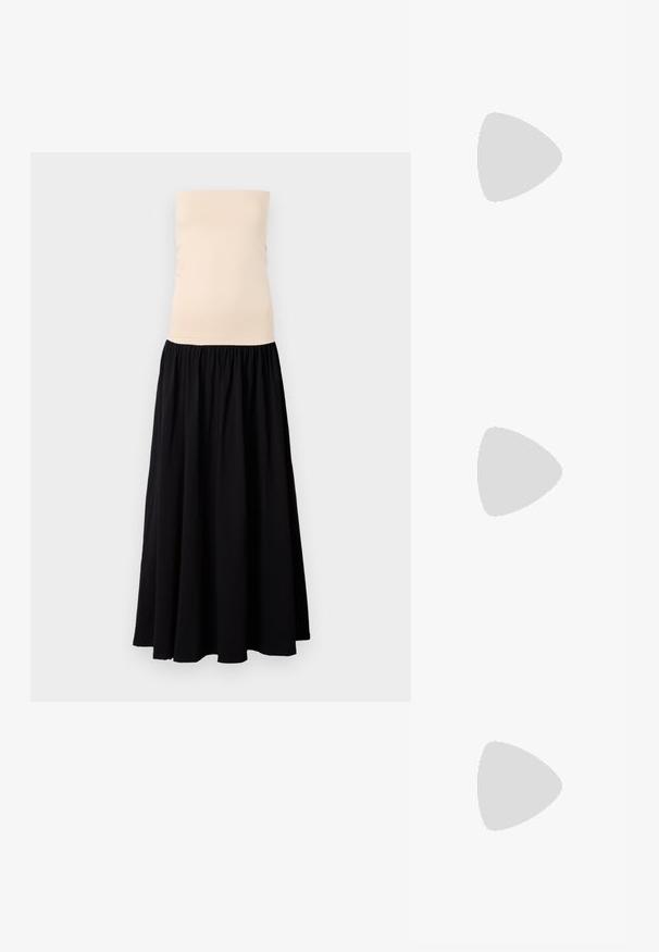 Bežinė suknelė be petnešų su prigludusia viršutine dalimi ir plačia juoda sijona. Lygus audinys su susiraukšlėja liemeniu, kuris leidžia suknelės drapavimui ir judėjimui.; Juodas odinis sandalai su kvadratiniu pirštu, plonomis dirželiais, reguliuojamu kulkšnies dirželiu ir žemu kulnu. Yra nedidelis aukso akcentas ant dirželio.; Juodas krokodilo rašto odinis rankinės krepšys su struktūruotu dizainu, viršutine rankena, reguliuojamu dirželiu ir išsiskiriančiu priekinio logo detale.; Aukso spalvos metalinė plaukų segtukas su lygiu, apvaliu dizainu. Paviršius blizgus, turi sujungtą, lenktą formą be jokių papildomų puošmenų.