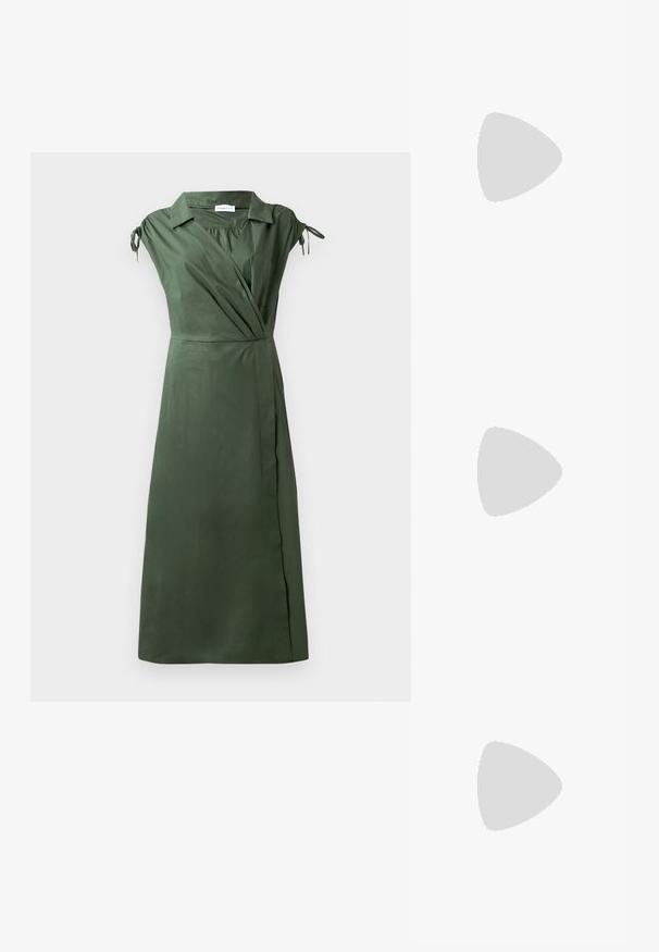 Oliivroheline ümbermähkimise kleit lühikeste varrukatega, V-kaelusega ja reguleeritava lipsu detailiga õlgadel. Tekkib tasku vasakul rinnapiirkonnas.; Pruun nahk-suede slip-on jalanõud ümarate varvastega, kummist tallaga ja külgss lõike detailidega, mis on kombineeritud heledate beežide õmblusteta pükstega.; Pruun nahkhiirtega käekott tumedate nahkaaktsentidega, millel on struktureeritud kuju ja kahekordsed rihmad, mille kantakse üle õla beezist manteliga.; Kuldtoonis rinnatäht, millel on sõlmekujuline disain, sujuvad ja vaakumid jooned ning keeruline vorm, peegeldades poleeritud viimistlust.
