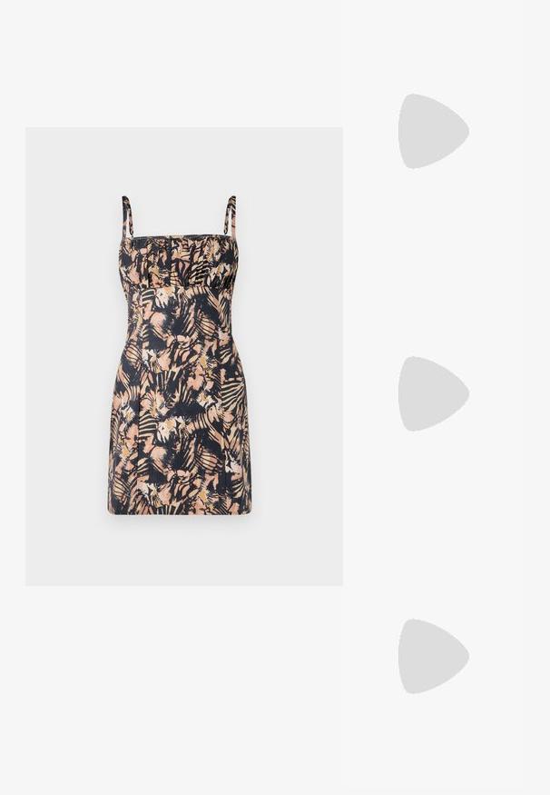 Ärmelloses Kleid in einem dunklen Blumenmuster mit pastellrosa und cremefarbenen Akzenten. Es hat ein tailliertes Oberteil, Raffungen und einen geraden Saum.; Schwarzer Lackleder Slingback-Schuh mit spitzem Zehenbereich, Knöchelriemen mit silbernen Schnallen und Beschlägen sowie einem schlanken Absatz.; Goldfarbene metallische Handtasche mit strukturiertem Design, glatter Textur und verstellbarem Tragegurt. Sie verfügt über eine einzigartige dreieckige Form und minimalistische Nähte.; Ohrringe in Goldoptik mit strukturierten, gewellten Formen. Beinhaltet skulpturale Clip-Ohrringe und ein offenes Hoop-Design mit gehämmertem Finish.