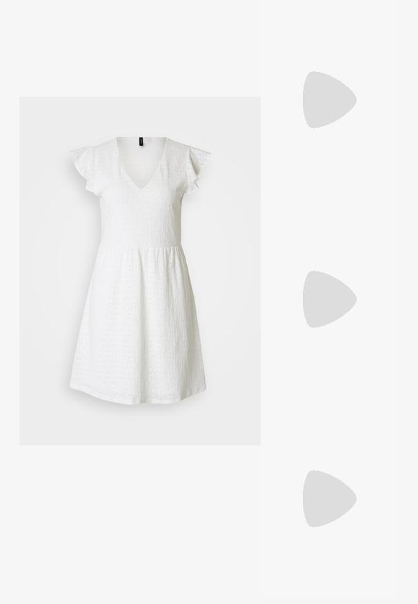 Vit klänning med korta ärmar och djup V-urringning, tillverkad av texturerat tyg med hålmönster, utsvängd form och veckade ärmar.; Silverfärgade metalliska sandaler med en minimalistisk design, som har tunna remmar och en svart platt sula. Höjdpunkter inkluderar korsremmar.; Rosa transparenta solglasögon med ovala linser, mörkröd toning och smala bågar, med en mjuk yta och subtila detaljer på ramen.; Guldtonade ringörhängen med en slät, polerad yta. Har en halvcirkelform och en säker bakgång.