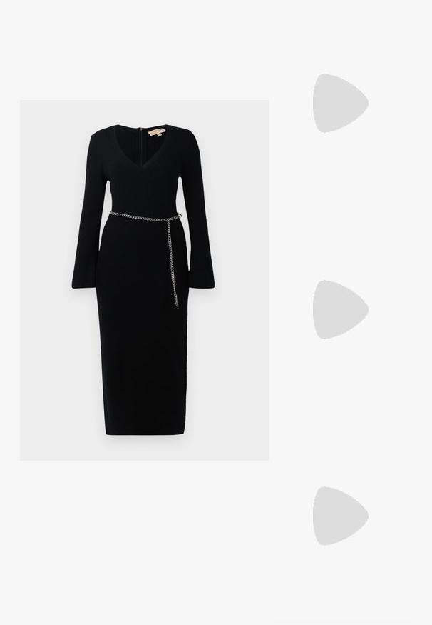 Rochie midi neagră, cu mânici lungi cu revere, guler în V și manșete evazate, având un brâu subțire din lanț argintiu în jurul taliei.; Pantofi cu toc slingback negri din patent, cu vârf ascuțit, cu imprimeu de șarpe texturat, curea ajustabilă și toc scurt texturat.; Geantă neagră din piele, tip crossbody, cu două buzunare frontale, catarame aurii, închidere cu fermoar și o curea subțire. Suprafață texturată și formă rectangulară compactă.; Cercei din metal auriu, cu un design curbat și alungit. Au o suprafață netedă și strălucitoare, cu un vârf rotunjit pentru un detaliu suplimentar.