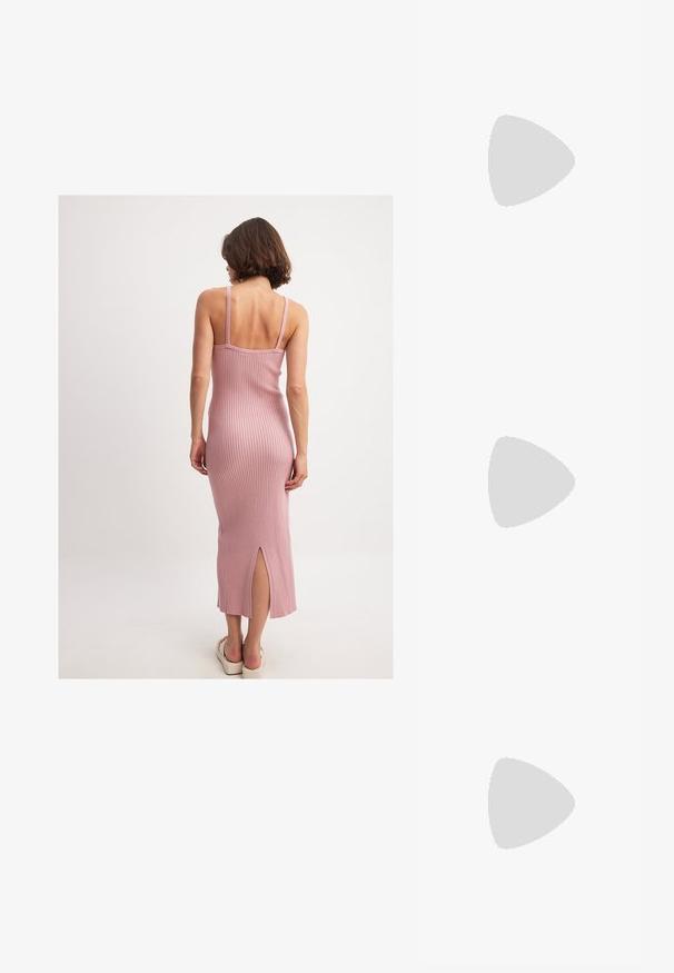 Rozā ribota adīta kleita ar plānām siksnām, kas piedāvā piegulošu siluetu un vidēja garuma dizainu. Apvienota ar krēmkrāsas slīdējošām sandālēm.; Melna lakota āda ar atvērto papēdi, ar smailu purngalu un ģeometrisku blokpapēdi. Iezīmējas elegants, minimāls dizains un gluda tekstūra.; Melnas ādas hobo soma ar gludu tekstūru, izliekta forma un vienu regulējamu jostu; augšā ir plaša atvere.; Zelta riņķa auskari ar plūstošu, viļņveida dizainu. Gluda tekstūra, atvērta forma un nav redzamu aizdaru. Minimālisma un mūsdienīgs izskats.