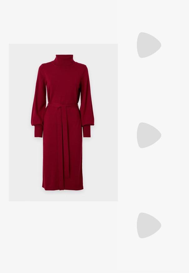 VILA VIAMANDA TURTLE NECK DRESS - Vestido de malha - cabernet; Sapato slingback preto em pele patentada com bico apontado, tiras no tornozelo apresentando fivelas e acessórios prateados, e um salto elegante.; Bolsa de mão metálica dourada com um design estruturado, textura suave e alça ajustável. Apresenta uma forma triangular única e costura minimalista.; Brincos em tom de ouro com formas onduladas e texturizadas. Inclui studs escultóricos com presilha e um design de argola aberta com um acabamento martelado.