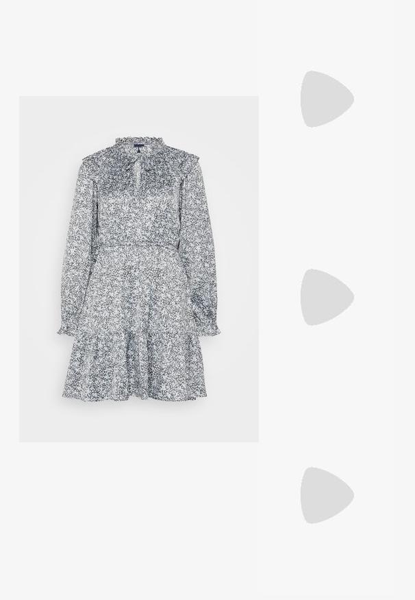 Blommig klänning i grått och vitt, med en volangkrage, långa ärmar, figursydd midja och ett flerlagerskjol. Tillverkad av lättviktsmaterial.; Svarta läderplattformsskor med en kraftig blockklack, rund tå och traditionell snörningsdesign. Har en slät textur och minimal detaljering.; Ett par rektangulära solglasögon med ljusblå genomskinliga bågar och mörkgrå linser, med raka skalmar och minimala hårdvarudetaljer.; Svart läderhandväska med en böjd form, avtagbar rem och guldiga detaljer. Väskan har ett lock med en spänndetalj.