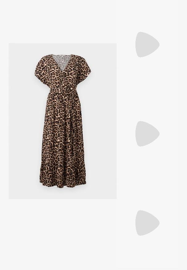 Robe maxi imprimé léopard avec décolleté en V, manches courtes, ceinture à la taille et ourlet tiercé. Fabriquée en tissu léger avec une coupe décontractée.; Chaussure slingback en cuir verni noir avec un embout pointu, des brides de cheville avec des boucles en argent et des éléments en métal, et un talon fin.; Sac à main en métal doré avec un design structuré, texture lisse et bandoulière ajustable. Présente une forme triangulaire unique et des coutures minimalistes.; Boucles d'oreilles dorées présentant des formes texturées et ondulées. Comprend des clips sculpturaux et un design de créoles ouvertes avec une finition martelée.