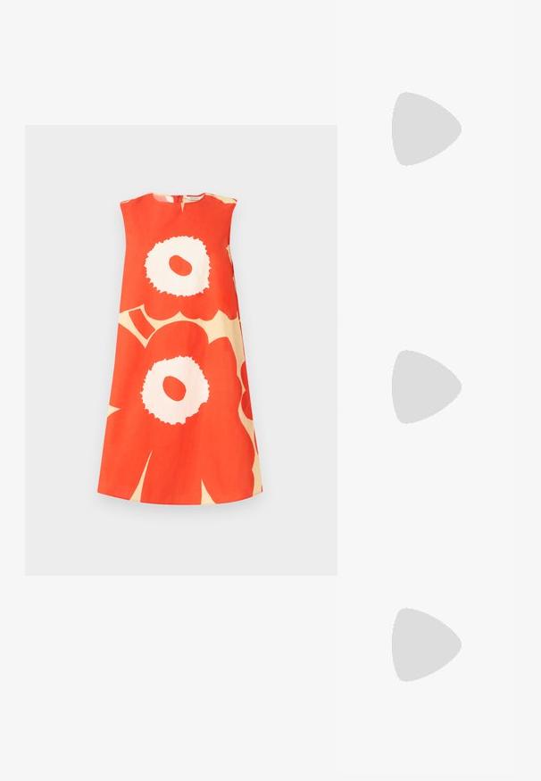 Käisteta A-line kleit erkses punases, millel on suured valged lillemustrid. Kangas näeb välja sile ja sellel on seljaosas lukuga sulgemine.; Kuldne, metallilised slingback-kudumid terava varba ja paksu kontsaga. Sile tekstuur, minimalistlik disain ja kitsas rihm.; Mustmust mustraha kõverate joontega, eemaldatava rihmaga ja kuldsete detailidega. Kotil on klapp, millel on pandladetail.; Kuldtoonis sõrmus, millel on orgaaniline, keerdunud disain sileda tekstuuri ja kitsenevate otstega, luues kaasaegse skulptuurilise välimuse.
