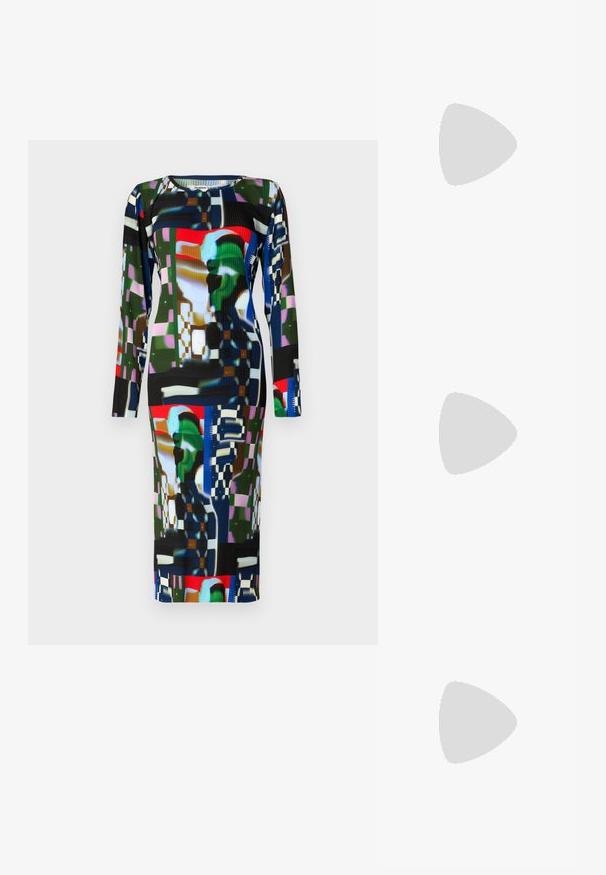 Henrik Vibskov KNIGHT DRESS - Dienas kleita - kaleidoscope; Zeltaini, metāla kurpes ar siksniņām, norakans purngalis un masīla papēdis. Gluda tekstūra, minimālisma dizains un šaura siksna.; Melnas ādas rokassoma ar izliekta formu, noņemamu siksnu un zelta aksesuāriem. Somai ir vāciņš ar sprādzes detaļu.; Zelta krāsas metāla aproce ar šķidrām, viļņveidīgām formām. Vienā galā ir neliels, izteikts sudraba krāsas akcents.