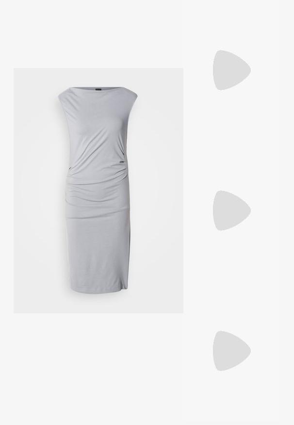 Harmaa jersey-midi-mekko rento kaula-aukko, laskostetut sivut ja tiukka siluetti. Pehmeä pinta, jossa on sileä viimeistely ja sivuhemsut.; Mustat korkokengät sandaalit, joissa on ohuet hihnat solmittuna, sileä neliön muotoinen varvasosa ja tyylikäs stiletto-korko.; Vaalea harmaa metallinen käsilaukku, jossa on ketjusanka. Laukku on koristeltu pienillä pyöreillä metallikoruilla ja kolmion muotoisella brändilogolla.; Hopehopeet hopehopeet hopehopeet hopehopeet, jolla on sileä, kiiltävä pinta. Pyöreä muoto, kevyt rakenne, jossa on neulakiinnitys.