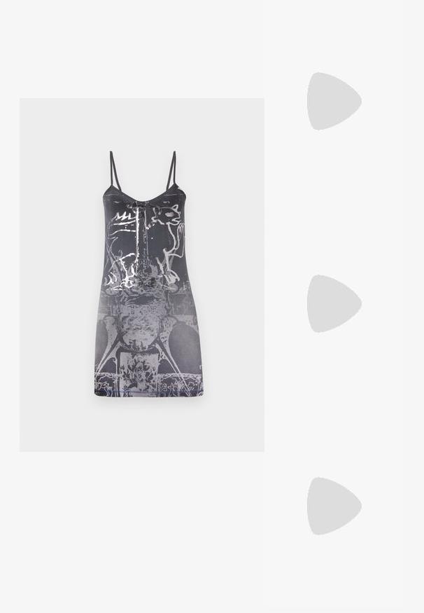 Svart ärmlös klänning med tunna axelremmar, som har ett ljusgrått abstrakt grafiskt mönster och en slät textur, i knä-längd.; Svart spetsig slingback-sko med låg klack, som har ett slätt lädermaterial och utskärningsdesign på sidan för andningsförmåga.; Svart läderhandväska med en strukturerad design, dubbla topphandtag, detaljer i guldton med spänne och präglad logotyp framtill.; Silverfärgade hoopsörhängen med en slät, böjd design. Har en glänsande metallisk yta och ett stiftlås. Inga synliga mönster eller detaljer.