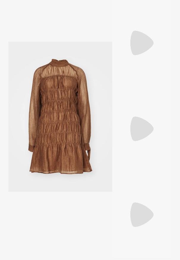 Pruun, pikade varrukatega kleit kõrge kaelusega, millel on kogutud tekstuur ja kihiline äär. Valmistatud kergest, tekstuuriga kangast.; Elleme ASYMMETRIC STRAP - Kontsaga tagant lahtised kingad - white; Pruunist kootud nahast käekott, millel on kõver, sõlme käepide ja tõmblukk. Sile tekstuur ja ümar kuju.; Kuldtoonitud topelt-sõrm, millel on sile ja ümar disain. Peegeldav pind poleeritud viimistlusega. Nähtav siseläbimõõt, mis toob esile kuju ja tekstuuri.