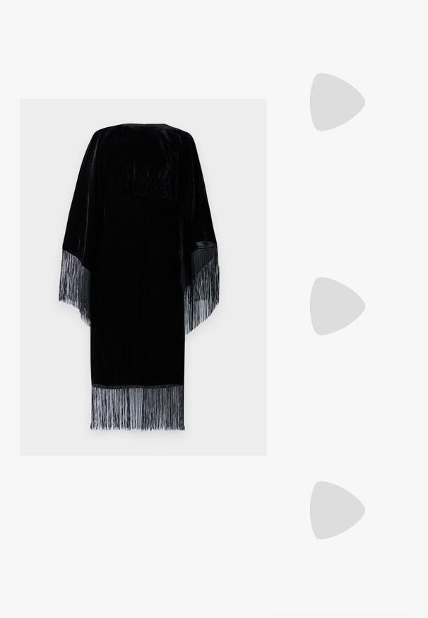Malina TARA MIDI DRESS - Proginė apranga - black; Juodas odinis baleto batas, su smailiu pirštu, minimalistinio dizaino, lygiu paviršiumi, žemo profilio kulnu, be matomos aparatūros ar papuošimų.; Juodas odinis per petį nešiojamas krepšys turi lygų paviršių, stačiakampio formą ir metalinę grandinėlę priekyje. Pridedama reguliuojama dirželis.; Sidabriniai lašo formos auskarai su kvadrato formos auskaru, turintys lygų, poliruotą paviršių ir ašarėlės formą, atsispindintys šviesoje su blizgiu paviršiumi.