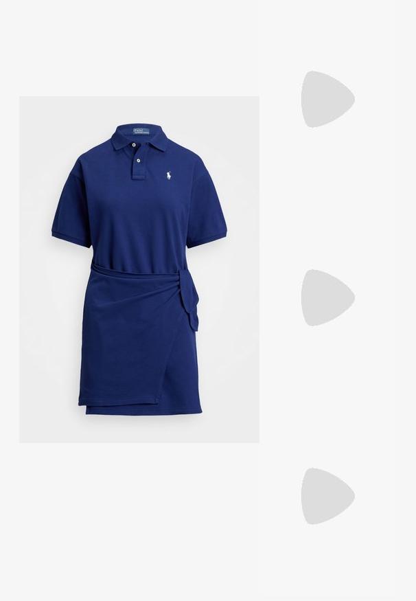 Polo suknelė tamsiai mėlyna, trumpomis rankovėmis, su apykakle, susivyniojanti juosmens su mazgo detalė, pagaminta iš minkštos medvilnės medžiagos.; Baltos odinės sportbačiai, žemo profilio, su lygia tekstūra, apvalia nosimi, raištelių sistema priekyje ir mažyte siuvinėta logo šone.; Juodos odos rankinė pusmėnulio forma. Papuošta auksinėmis detalėmis ir siaura juosta. Lygi tekstūra, užtrauktuko uždarymas viršuje.; Aukso spalvos mazgo auskarai su sukimo dizainu. Kiekvienas auskaras turi apvalų skaidrų pagrindą, užtikrinantį saugų dėvėjimą.