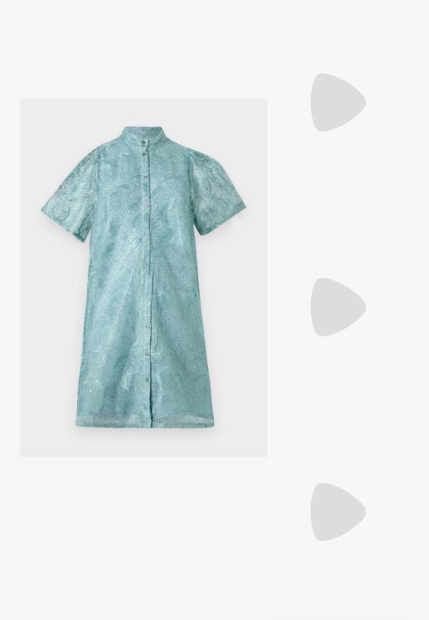 Lühikeste varrukatega särgimeelik kleit sädelevas helesinises kangas, millel on tekstureeritud muster, seisva kaelusega ja esitõmblusega.; Must musta nahk kingad sanga ja terava ninaga, ankle strapidega, millel on hõbedased pandlad ja riistvara ning õhuke konts.; Kuldmetallist käekott, millel on struktureeritud disain, sile tekstuur ja reguleeritav rihm. Omab ainulaadset kolmnurkset kuju ja minimalistlikku õmblust.; Kuldse värvi kõrvarõngad, mis on kaunistatud tekstuursete ja laineliste kujunditega. Komplektis on skulpturaalsed klamber kõrvarõngad ja avatud rõngasdisain, millel on lõhestatud viimistlus.