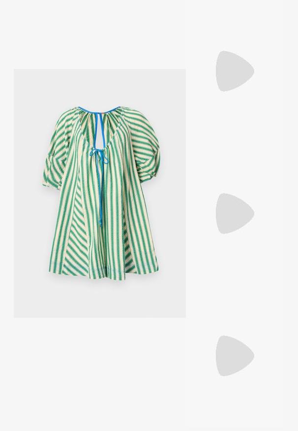 Free People BOP AROUND ROMPER - Vapaa-ajan mekko - green combo; Mustat varvastossut, joissa on sileä nahkapinta, ohut hihna ja litteä pohja, jossa on minimalistinen muotoilu. Ei huomattavia kuvioita tai koristeita.; Valkoinen nahkalaukku, jossa on teksturoitu kermaisen värinen kudotun kankaan pohja. Varustettu kultasävytteisellä kahvalla ja kierretyllä valkoisella hihnalla monikäyttöisyyden vuoksi.; Hope hopea, joissa on sileä ja kiillotettu pinta. Pyöreä muoto, jossa on hieman kaareva muotoilu ja sulautuvat reunat. Pinni kiinnitys.