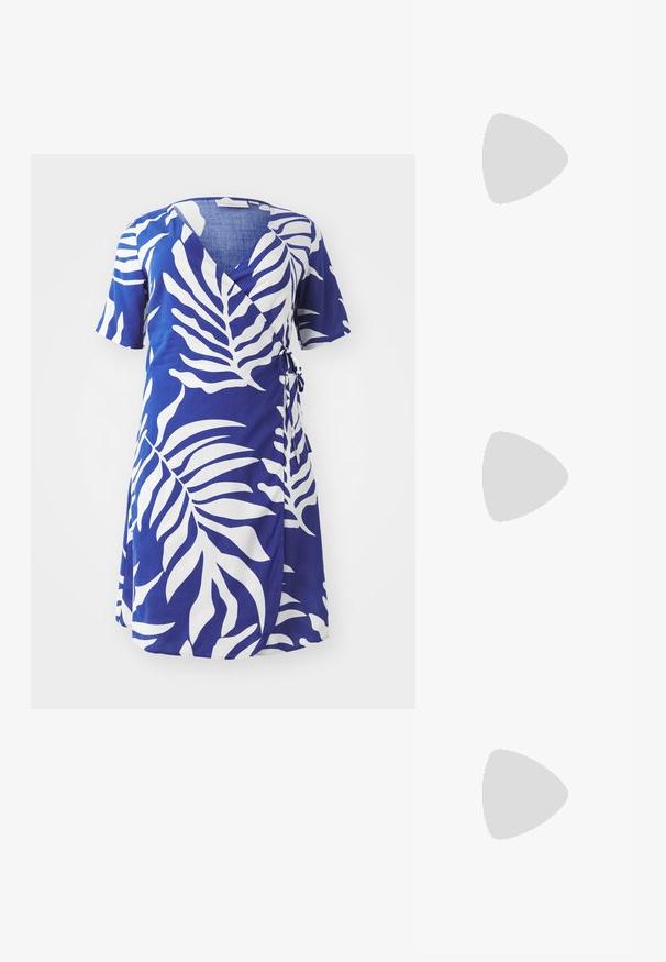 Zavinovací šaty z modrej látky s veľkými bielymi listovými vzormi, krátkymi rukávmi a viazaním v páse. Hladká textúra.; Sivá slingback obuv s špicatou špičkou a textúrovaným metalickým povrchom, vysokým blokovým podpätkom a výrezom na boku pre elegantný dizajn.; Strieborná metalická taška s mäkkým, zaobleným tvarom a uzáverom s uzlíkom. Vyrobená z hladkej syntetickej kože.; Strieborné kruhové náušnice s hladkým, lesklým povrchom. Kolový tvar a bezpečné klikanie na uzatváranie. Ľahký dizajn vhodný na každodenné nosenie.