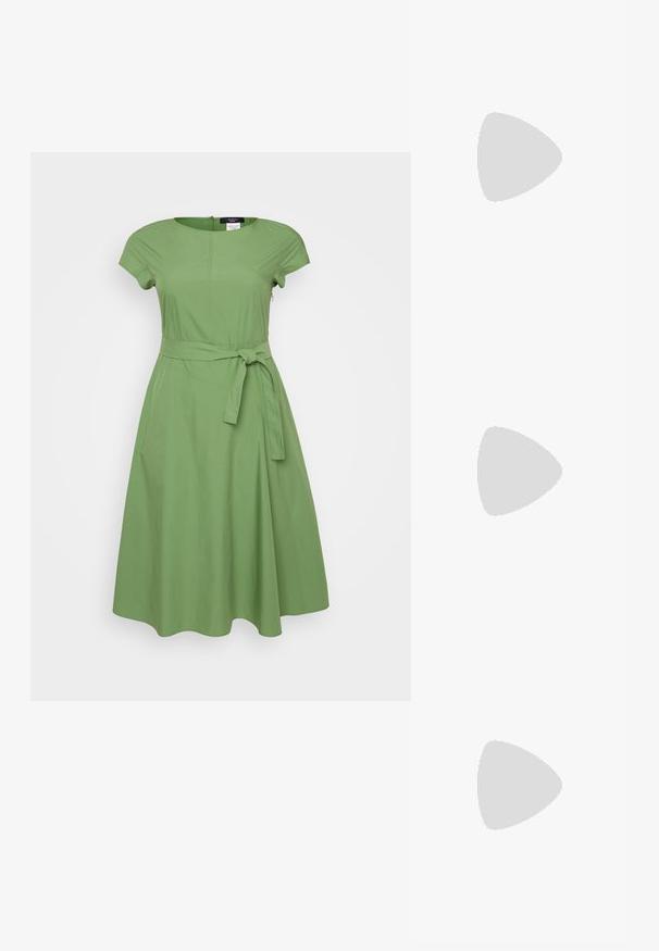 WEEKEND MaxMara MAGMA - Vardagsklänning - verde; Guld, metalliska slingback-klackar med spetsig tå och chunky klack. Slät textur, minimalistisk design och en smal rem.; Svart läderhandväska med en slät yta. Har en justerbar axelrem och en elegant, minimalistisk design med dragkedja.; Guldörhängen designade som kaskadformade löv, med detaljerade lövmönster och en glänsande metallfinish. Lätta med en skir struktur.