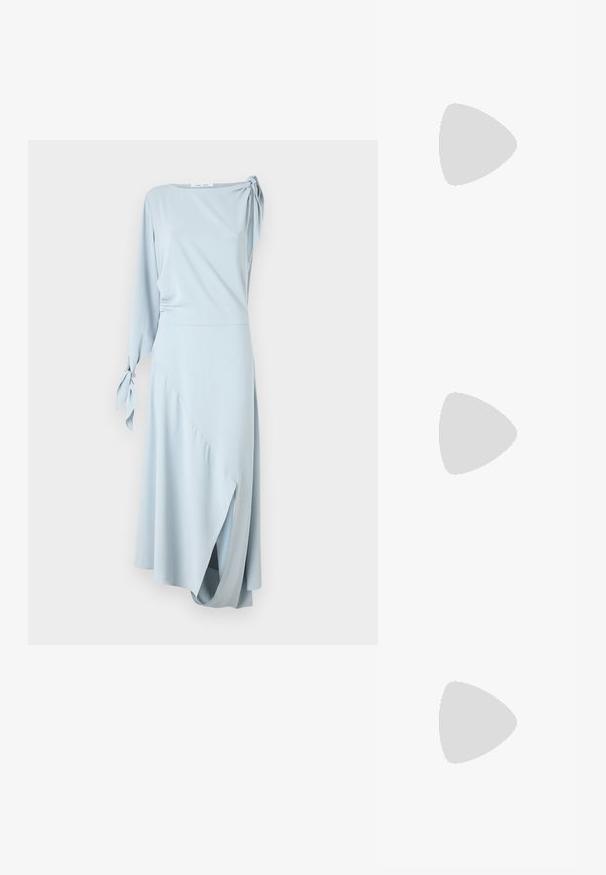Vestido azul claro, uma manga longa com um detalhe amarrado, bainha assimétrica, textura suave e design de drapeado liso.; Sandal de biqueira pontuda em bege com acabamento preto, fivela dourada e um salto bloco sólido, em um chão cinza com fundo verde escuro.; Bolsa preta com forma estruturada, textura suave e um fecho metálico. Combinada com calças largas pretas e sandálias de salto aberto sobre um chão de madeira.; Os brincos em forma de coração prateados apresentam pedras claras facetadas, com uma moldura texturizada. O conjunto inclui estilos de botão e de gota.