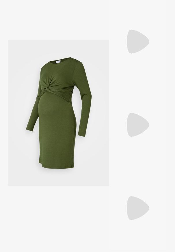 Robe de maternité vert olive avec des manches longues et un détail noué à l'avant, fabriquée en tissu doux et extensible. Design simple et ajusté.; Sandale noire à lanières avec un bout carré et un petit talon bloc. Elle présente plusieurs fines lanières et une sangle de cheville ajustable. Fabriquée en cuir lisse.; Sac bandoulière en cuir noir avec une texture lisse, de forme rectangulaire et un détail en chaîne métallique à l'avant. Sangle réglable incluse.; Boucles d'oreilles en argent avec un clou carré, présentant une finition lisse et polie ainsi qu'une forme en goutte d'eau, réfléchissant la lumière grâce à une surface brillante.