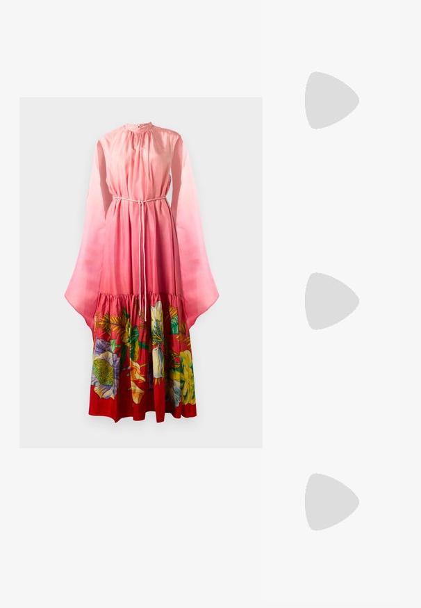 Largo vestido rosa con mangas transparentes de campana, cintura ajustable con cordón y un estampado floral en colores vibrantes en el dobladillo. Textura suave.; Tacón slingback negro de charol con punta afilada, que presenta un estampado de serpiente texturizado, correa ajustable y un tacón bloque corto y texturizado.; Bolso cruzado de cuero negro con dos bolsillos frontales, hebillas doradas, cierre de cremallera y una correa delgada. Superficie texturizada y forma rectangular compacta.; Pendientes en tono dorado con un cristal rectangular y transparente que cuelga por debajo de una fila de pequeños acentos redondos y claros. Diseño elegante y moderno.