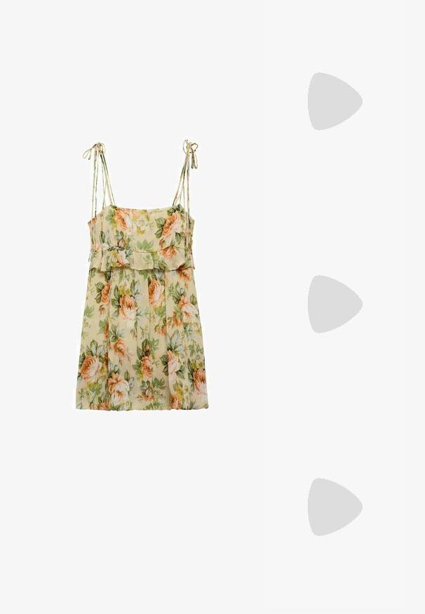 Blomster-sommerkjole i lys beige med fersken- og grønne roser. Har tynde skulderstropper, en volanglivlinje og en svaje, løs pasform.; Rosa ruskind slip-on sko med hvide detaljer, gummisål og elastiske stropper. Har et tekstureret design og et lille logo på fronten.; Solsikker med en gennemsigtig gul ramme og grønne linser. Vinkelret design med brede stænger, båret med en hvid skjorte med grønne detaljer.; Farverig perle crossbody taske i rektangulær form, der har pastelfarvede perler og en kædestrop. Bemærkelsesværdige hjerteformede detaljer.