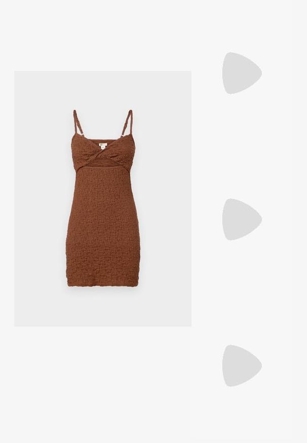 Vaatteetrusluisuinen, teksturoitu mini-mekko, jossa on säädettävät spagettiolkaimet ja ristikkäinen vartalo. Valmistettu ryppyisestä materiaalista, joka omaa istuvan siluetin.; Musta patenttinen nahkainen slingback-kengät, joissa on terävä nenä, nilkkahihnat hopeisilla soljilla ja varusteilla sekä hoikka korko.; Musta nahkainen käsilaukku, joka on kaareva muotoilultaan, irrotettavalla hihnalla ja kultaisilla yksityiskohdilla. Laukussa on läppä, jossa on solk yksityiskohta.; Kulta sävyiset renkaat, joissa on sileä ja kiillotettu pinta. Ominaisuuksia ovat puolikuun muoto ja turvallinen painike suljenta.