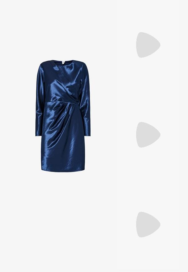 Tamsiai mėlyna suknelė iš blizgaus, lengvo audinio. Turi ilgomis rankovėmis, suvynioto stiliaus dizainą ir surinktą detalę juosmens srityje.; Juodas lakuotas odinis batelis su smailiu pirštu, kulkšnies dirželiais su sidabrinėmis sagtimis ir detalėmis, bei plonu kulnu.; Aukso metalinės rankinės su struktūrizuotu dizainu, lygaus paviršiaus ir reguliuojama dirželiu. Pasižymi unikaliu trikampiu pavidalu ir minimalizmu siuvinėjime.; Auksinės auskarai, turintys tekstūruotus, bangų formos elementus. Įeina skulptūriniai segami auskarai ir atviri lankai su išmuštu paviršiumi.