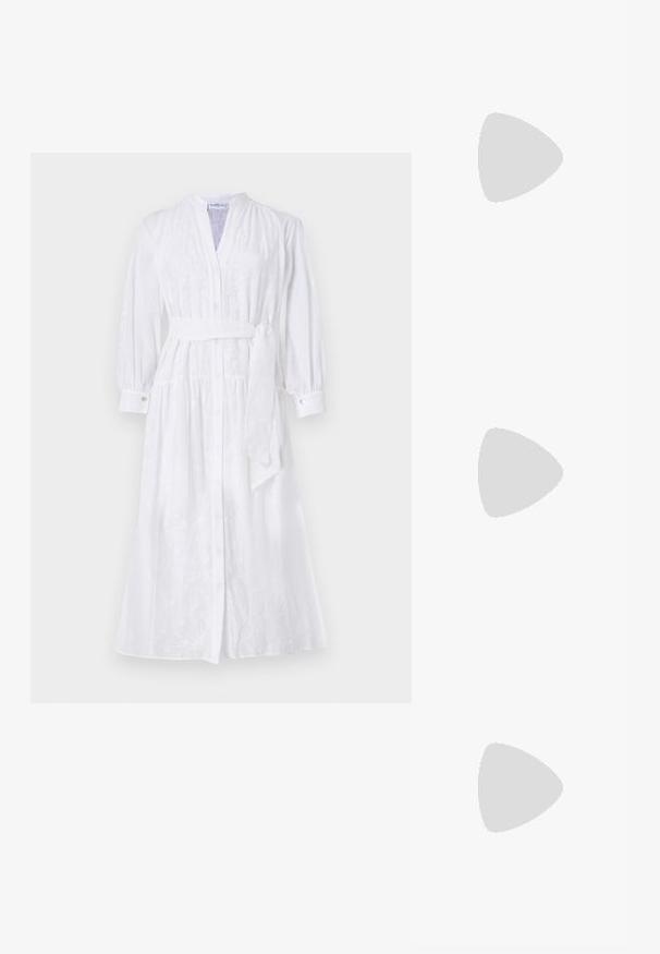 Marella SETOLA - Vapaa-ajan mekko - bianco ottico; Valkoinen lyhythihainen t-paita, joka on valmistettu ribbytedusta kankaasta. Pyöreä pääntiie, normaali istuvuus ja hienovaraiset ompeluyksityiskohdat. Ei kuvioita tai grafiikkaa.; Musta nahkasandaali, jossa on terävä kärki, somistettuna kudotulla yksityiskohdalla ja pleatatuilla yläosilla. Litteä pohja, jossa on vähäisiä tarvikkeita.; Ruskea nahkainen käsilaukku, jossa on läppäkiinnitys, kultasävyiset yksityiskohdat, olkahihna ja sileä pinta. Kompaktin suorakaiteen muotoinen.