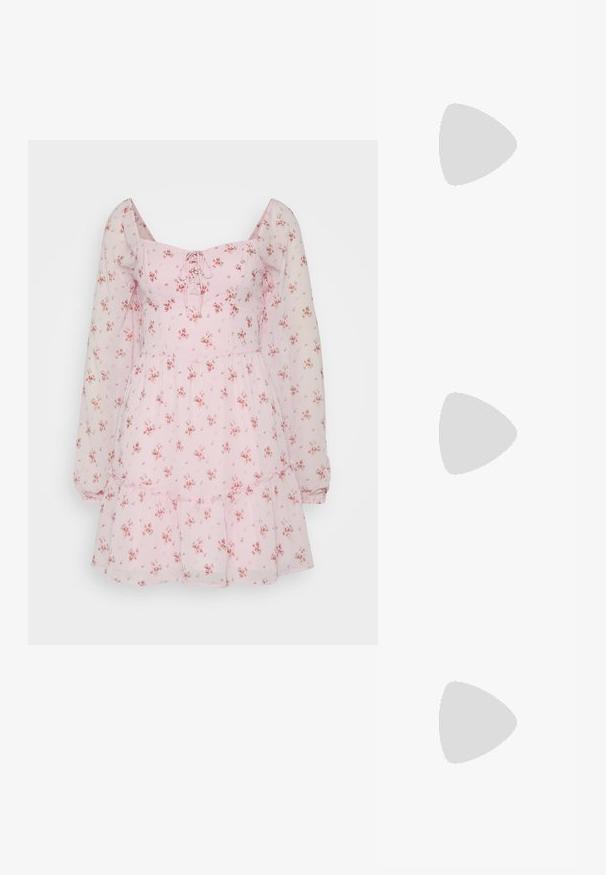 Rosa blomstret kjole laget av lett stoff, med puffede ermer, en samlet bodice, og en lagdelt skjørt med volanger.; Svart lær pumps med spiss tå, ankelrem og kraftig hæl. Flat tekstur, strømlinjeformet design og minimalisme.; Svart lærveske med en buet form, avtagbar stropp og gullbeslag. Vesken har et klaff med spenne-detall.; Sett med seks øredobber i sølvfarget metall. Inkluderer stift- og ringdesign med blå og klare edelstener, som varierer i størrelse og form.